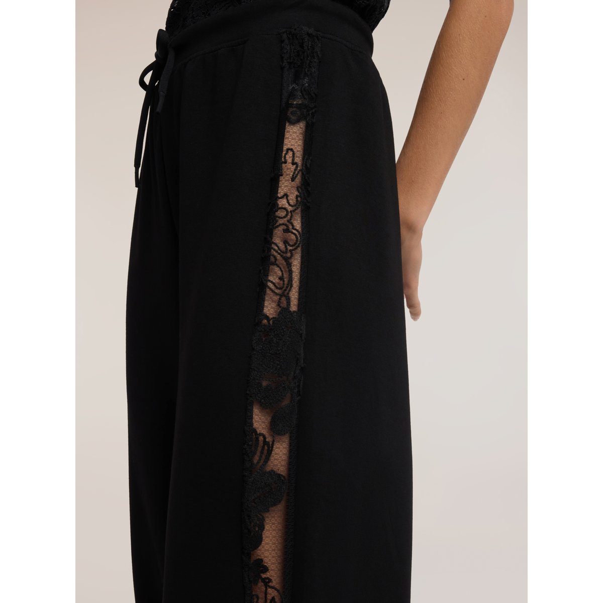 Jogging avec inserts en dentelle noir, MOTIVI