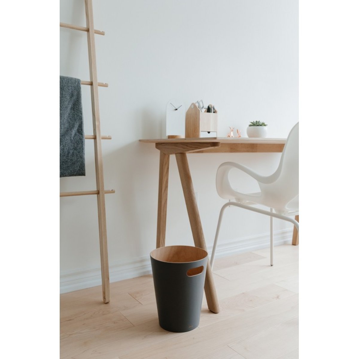 Corbeille à papier bois  Woodrow gris foncé, UMBRA