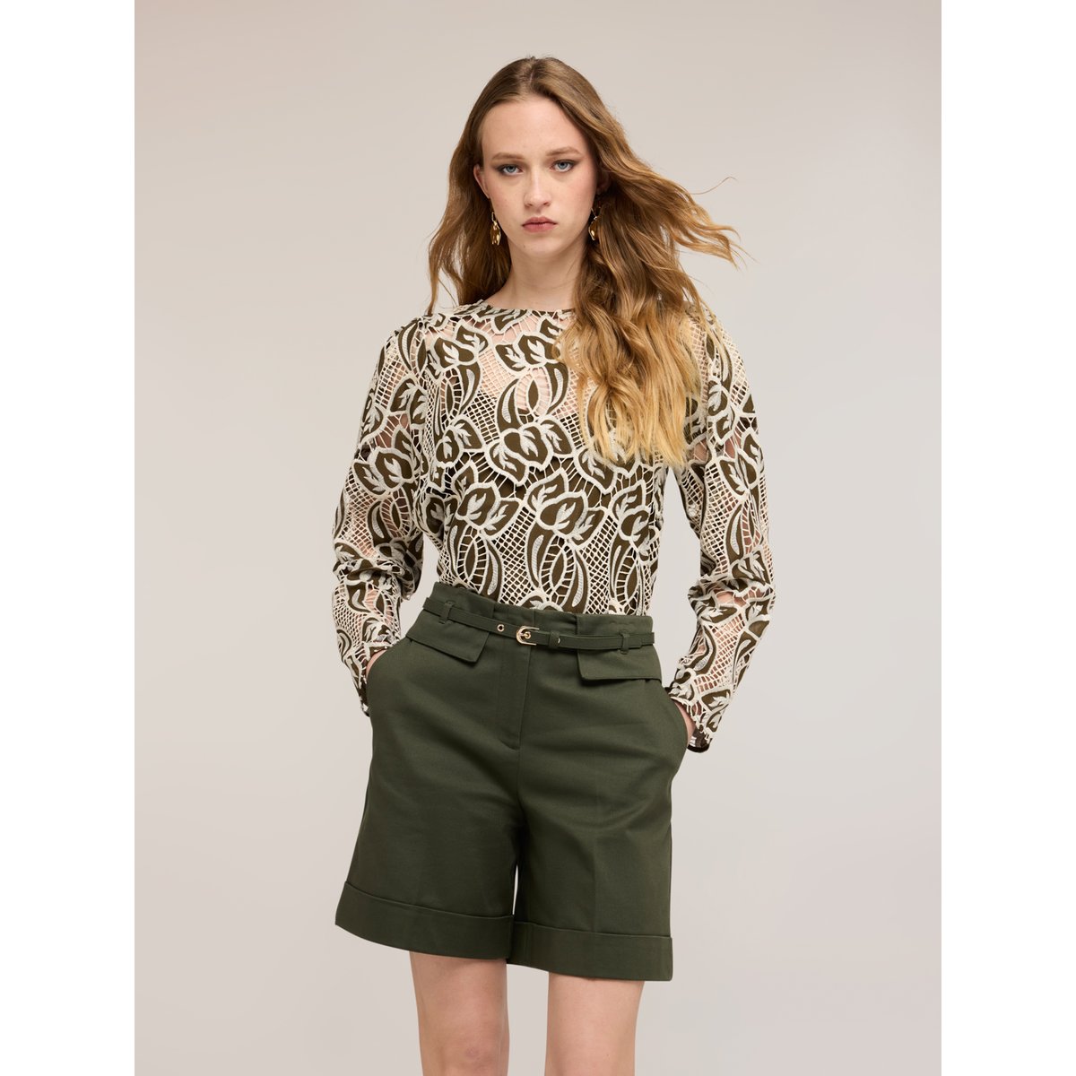 Blouse verde militare, MOTIVI