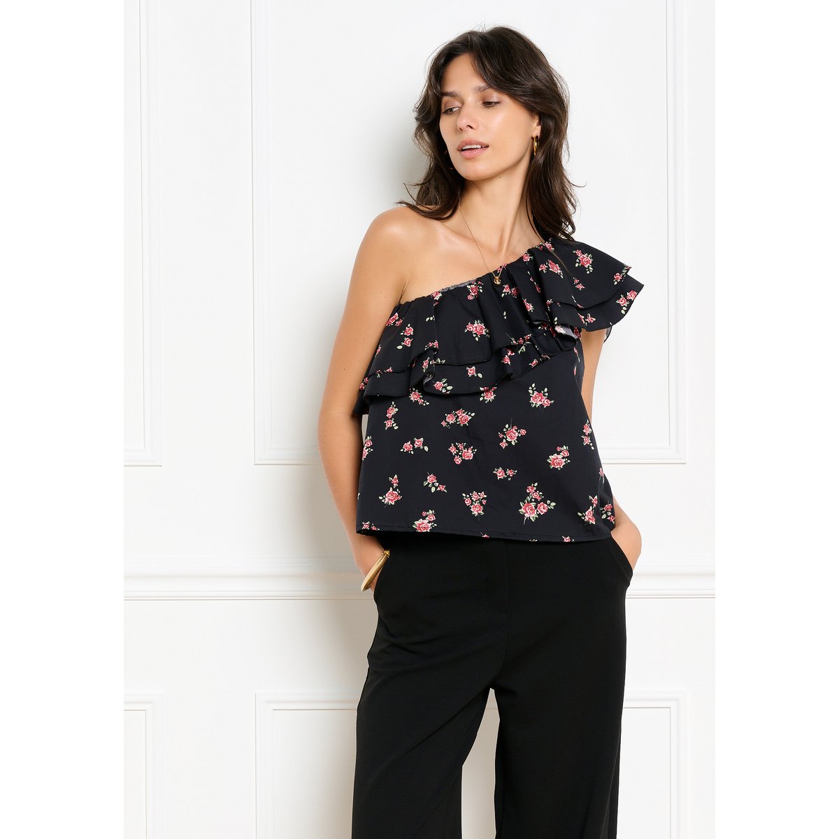 Top asymétrique à volant fleuri noir, LOLALIZA