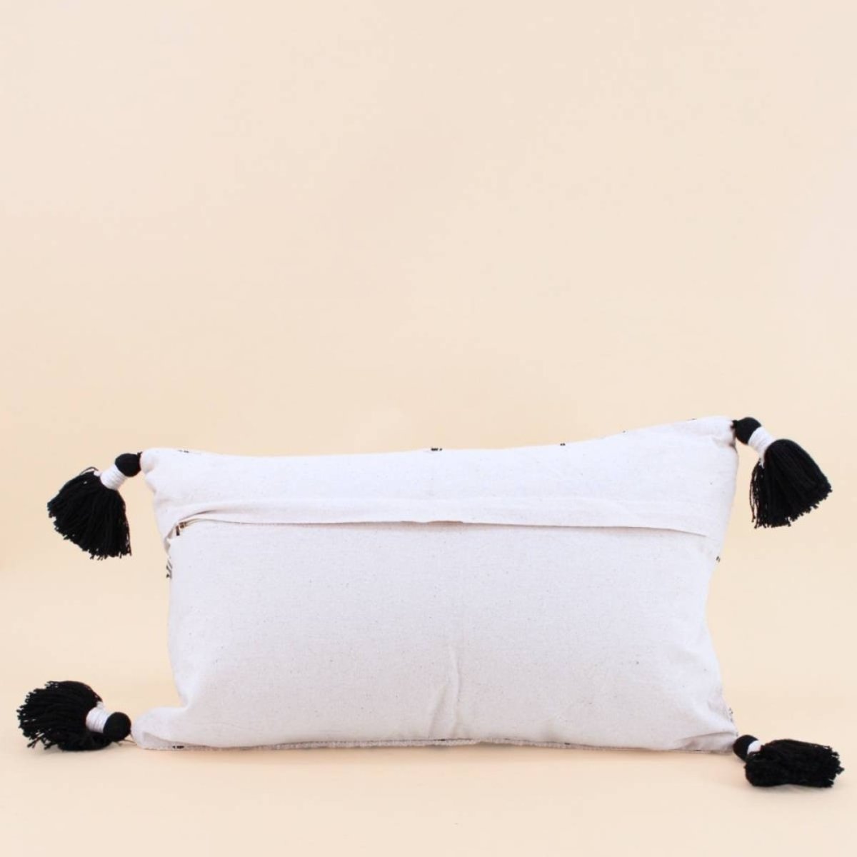 Coussin en coton tissé finition pompons 30x50cm beige, ORNAMI