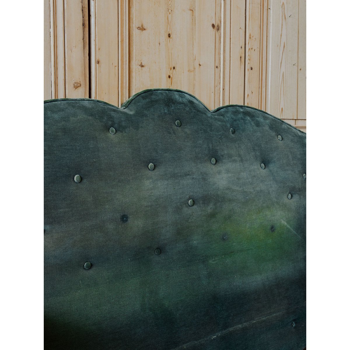 Tête de lit en bois et velours vert sapin Orphée N°30 - Bon état bois foncé, DEBONGOUT