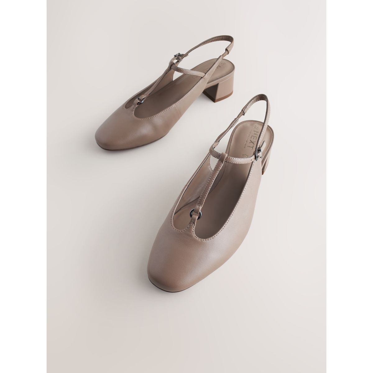 Chaussures en cuir à talon carré et bride marron, NEXT