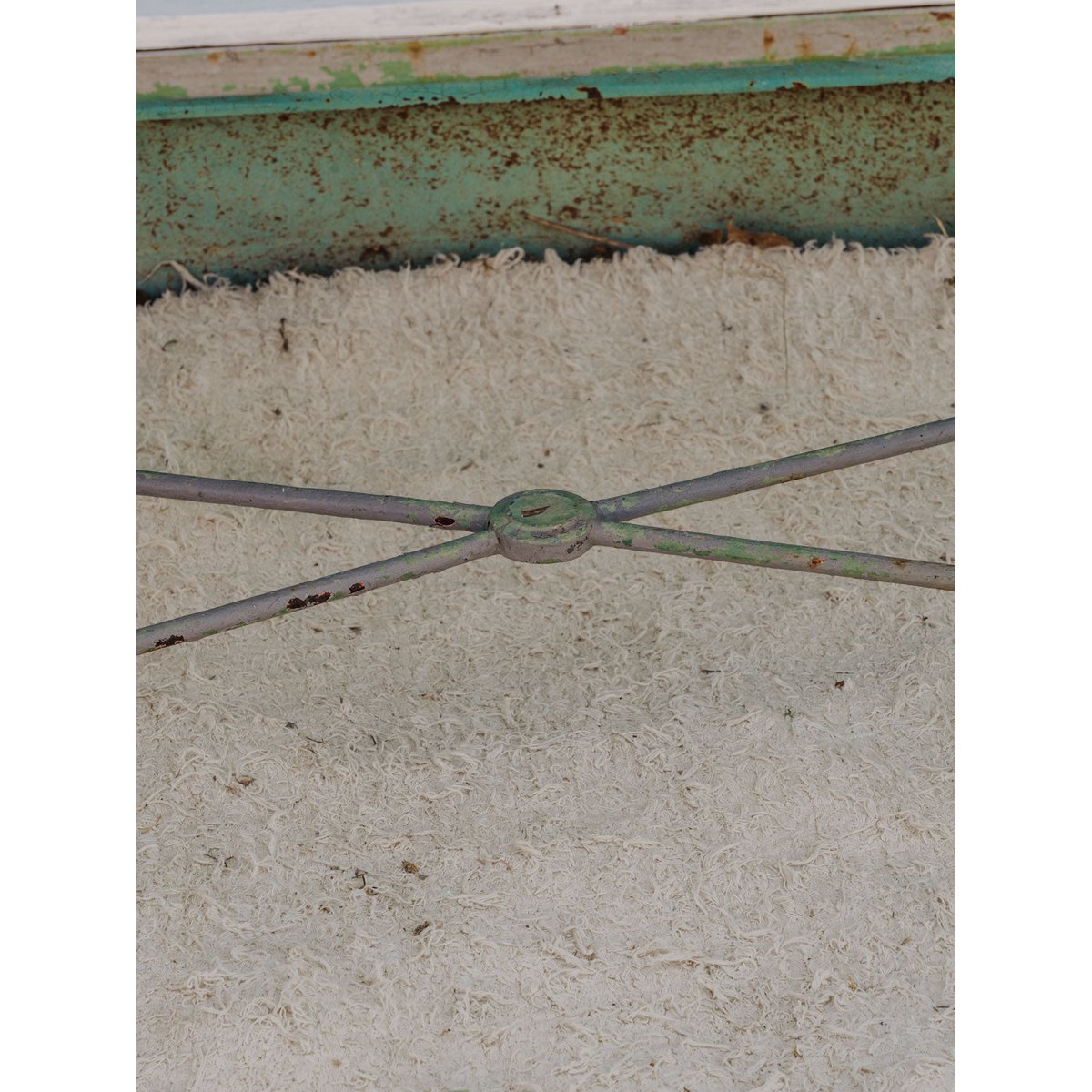 Banc en bois gris et blanc Antoine N°491 - Bon état blanc, DEBONGOUT