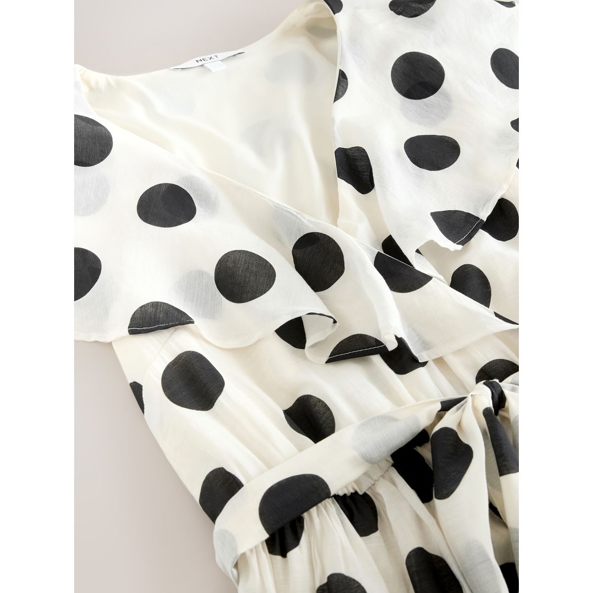 Robe midi de cérémonie à col v et volants crème et noir à pois, NEXT
