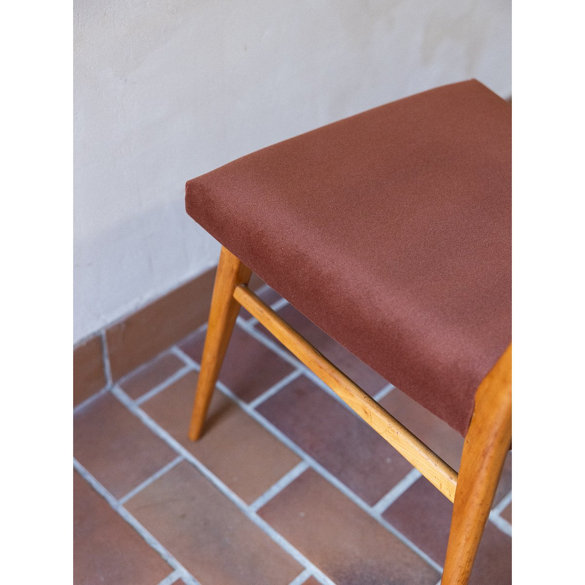 Lot de 4 chaises au tissu terracotta Alma N°1799 - Bon état terracotta, DEBONGOUT