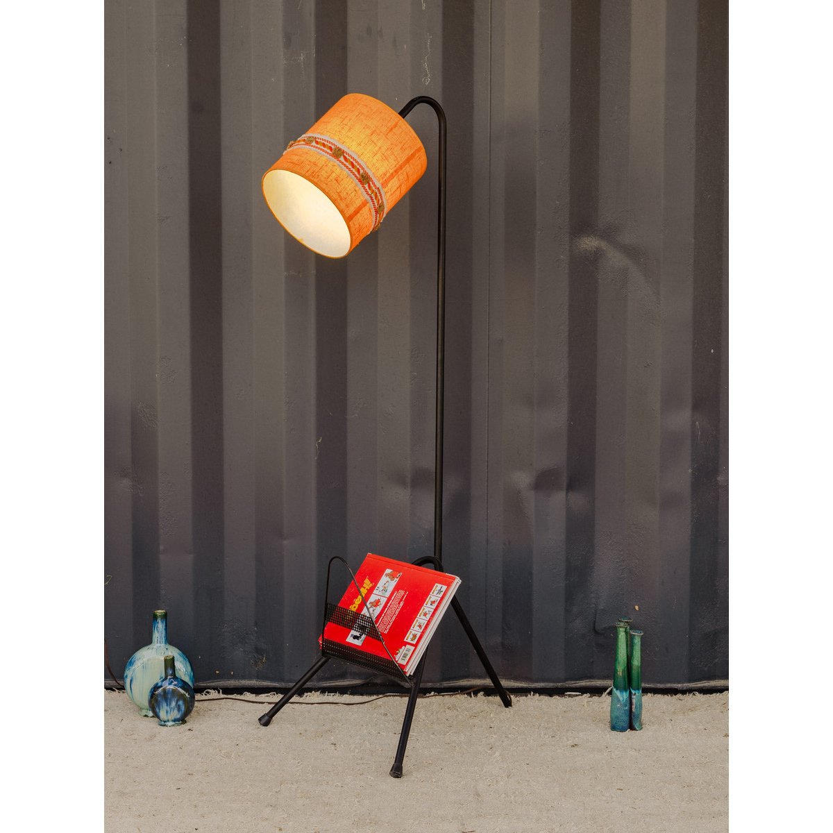 Lampadaire porte-revues en métal noir Julien N°392 - Bon état noir, DEBONGOUT