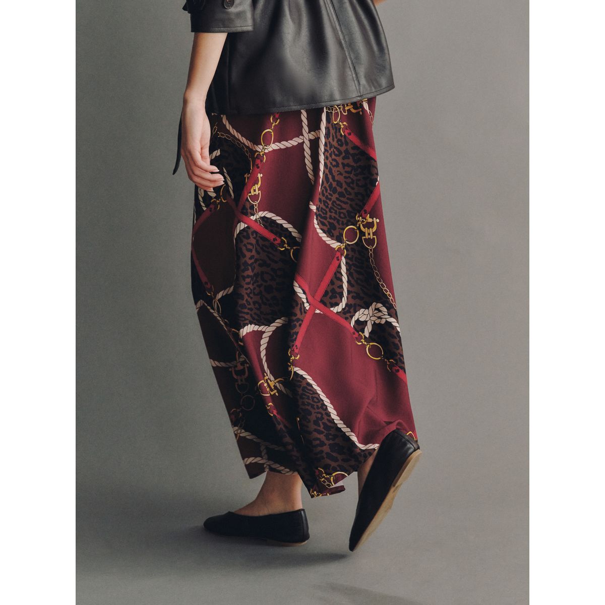 Jupe mi-longue en satin mat impression rouge bordeaux, NEXT