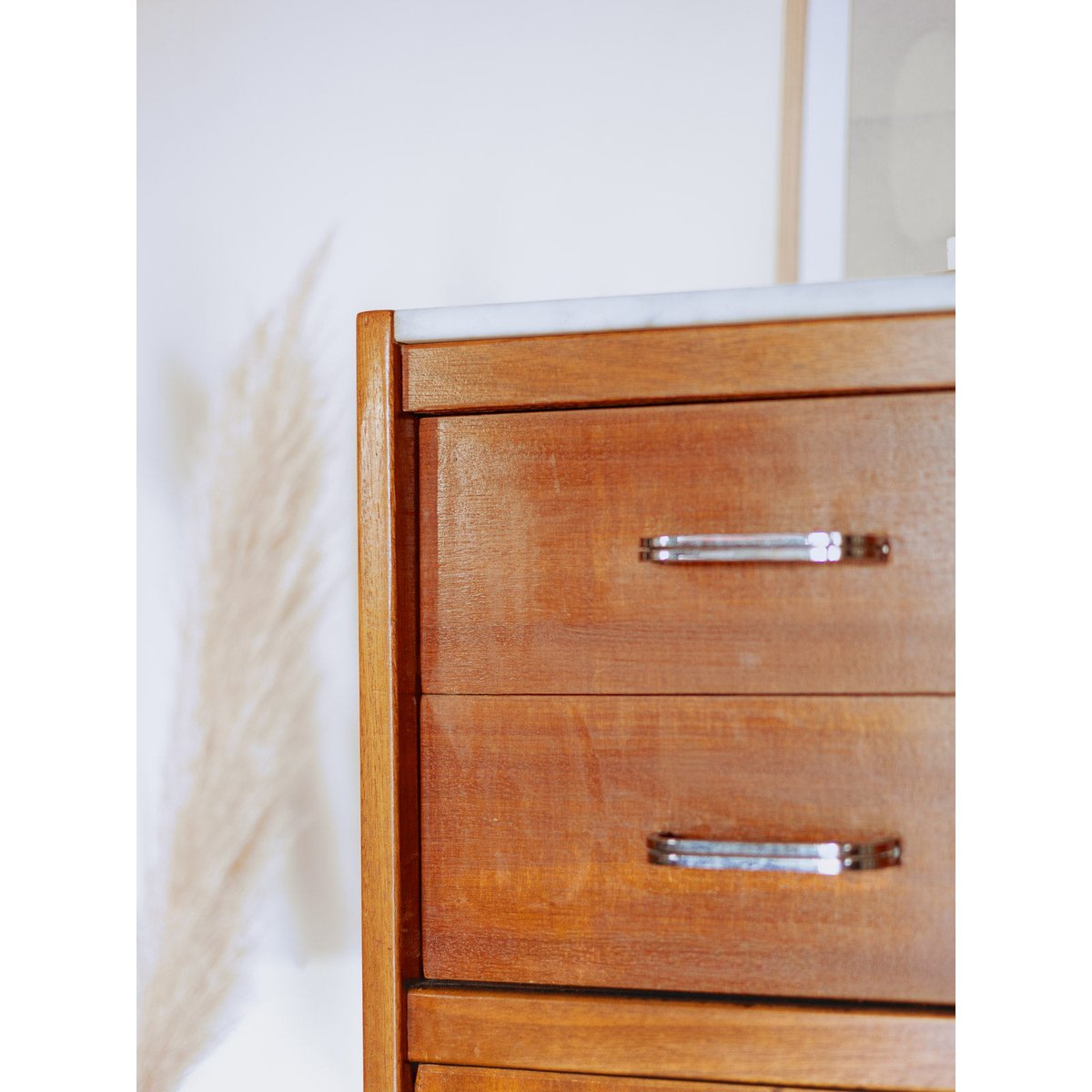 Commode au plateau en marbre blanc Olga N°686 - Bon état bois clair, DEBONGOUT