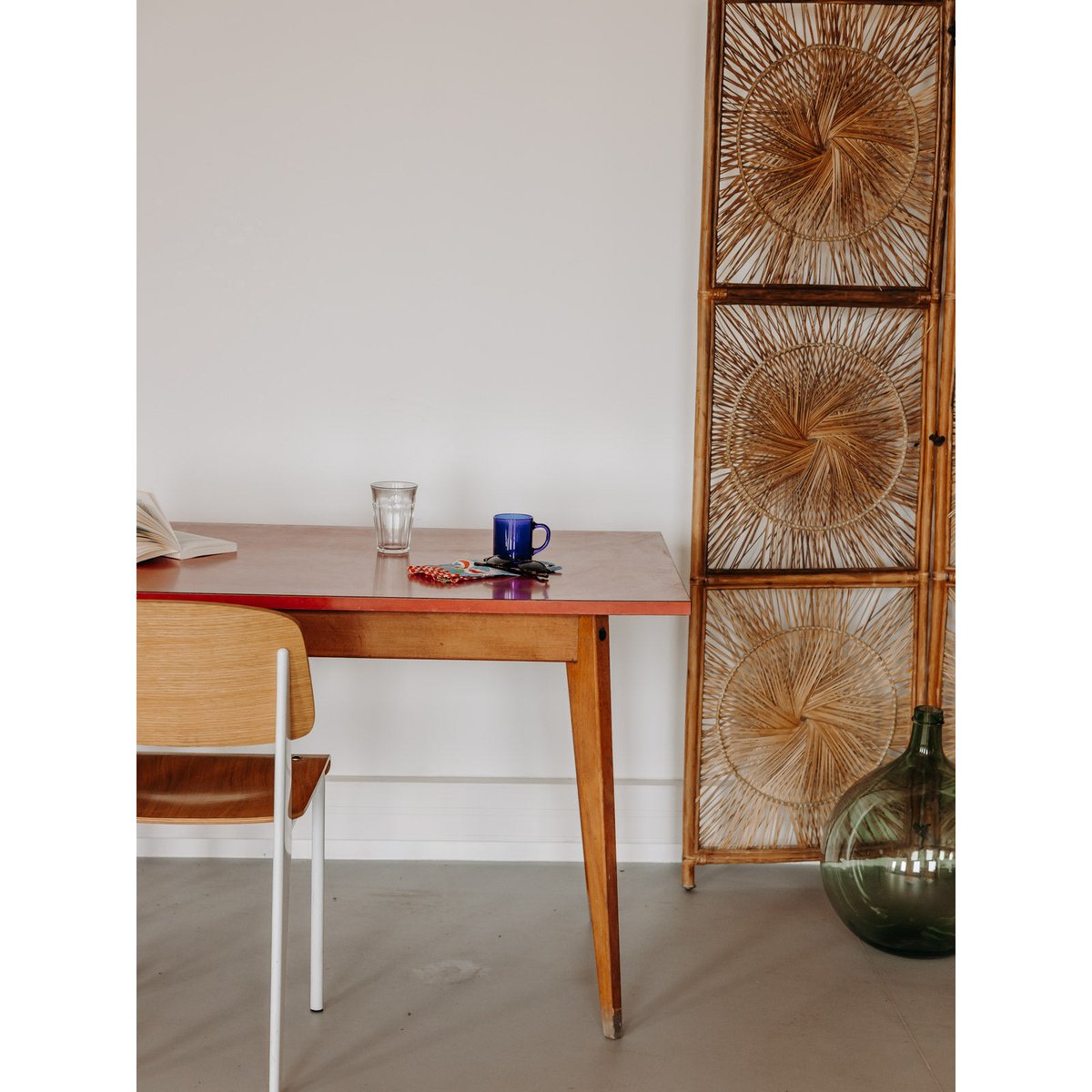 Table à manger au plateau en formica rouge Karla N°1281 - Bon état bois clair, DEBONGOUT