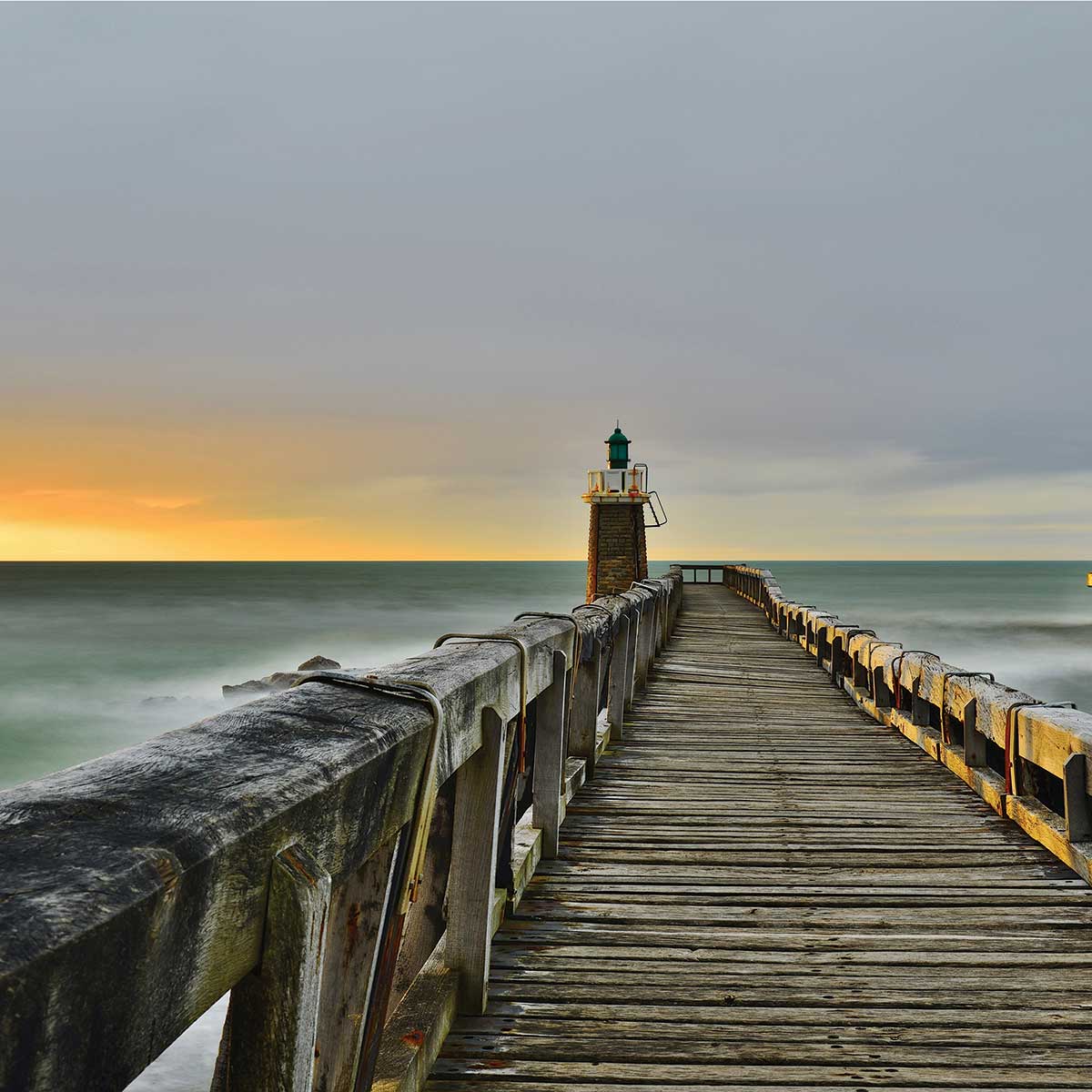 Affiche photo capbreton glassy sous estacade affiche + cadre en bois - noir, HEXOA