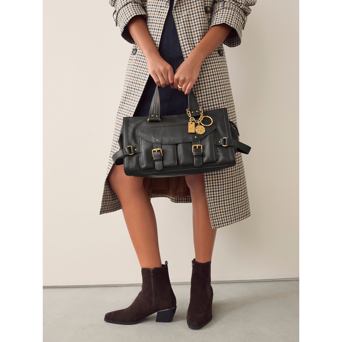 Sac à main avec boucle et breloques noir, NEXT