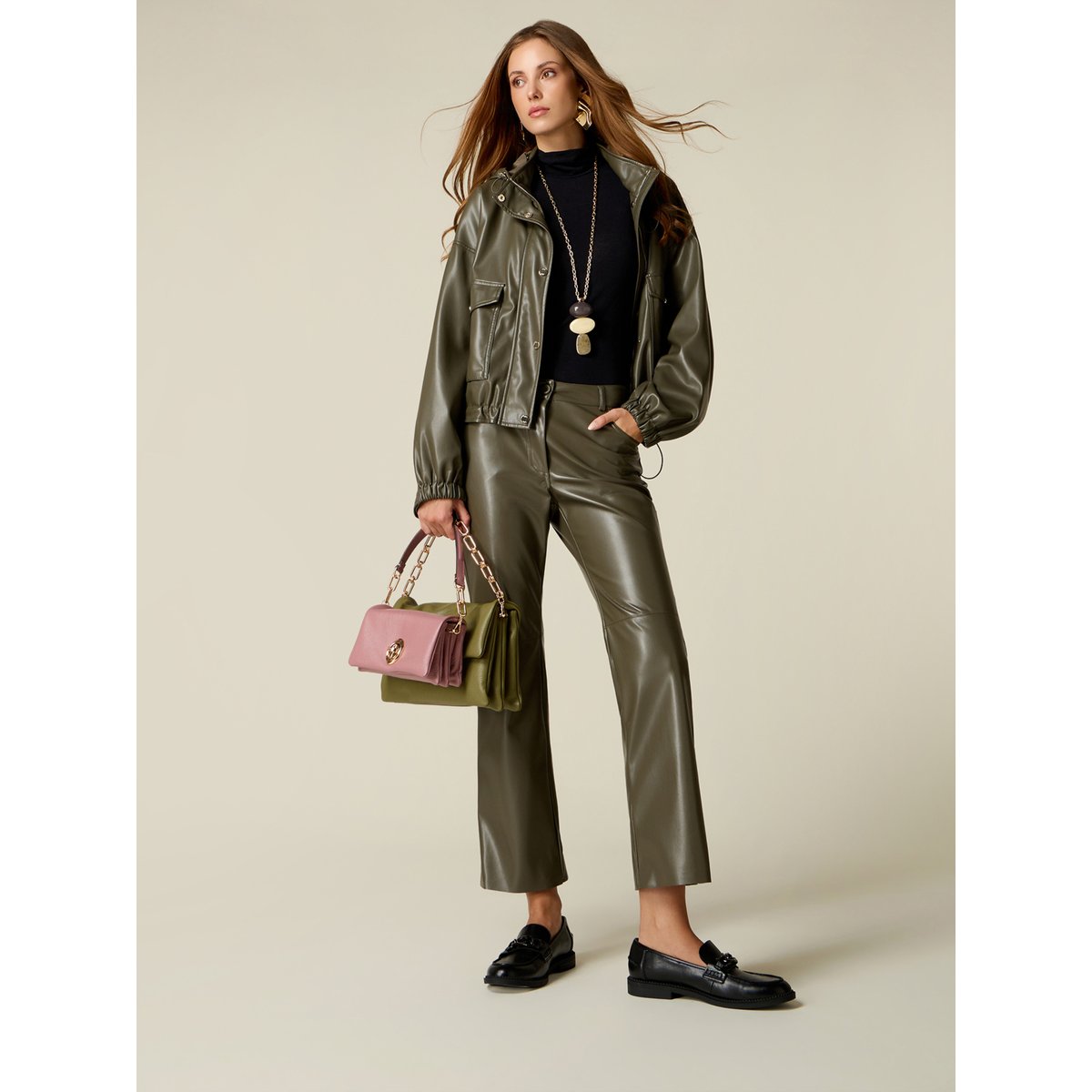 Pantalon flare en tissu enduit verde militare, OLTRE