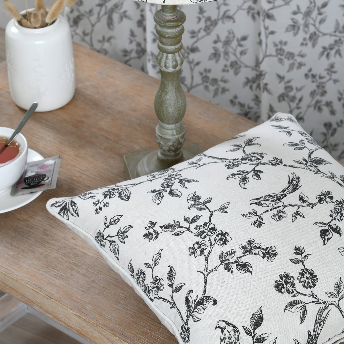 Coussin décoratif imprimé floral ecru, LOVELY CASA