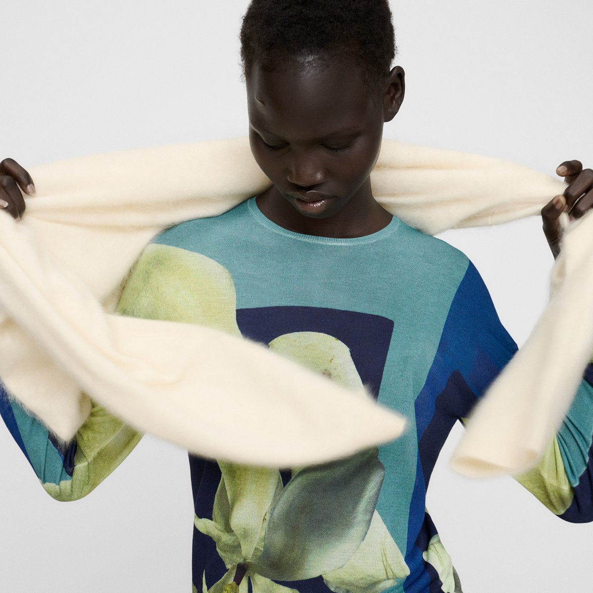 Pull en maille fine imprimée à col rond noir/bleu/vert, ADOLFO DOMINGUEZ