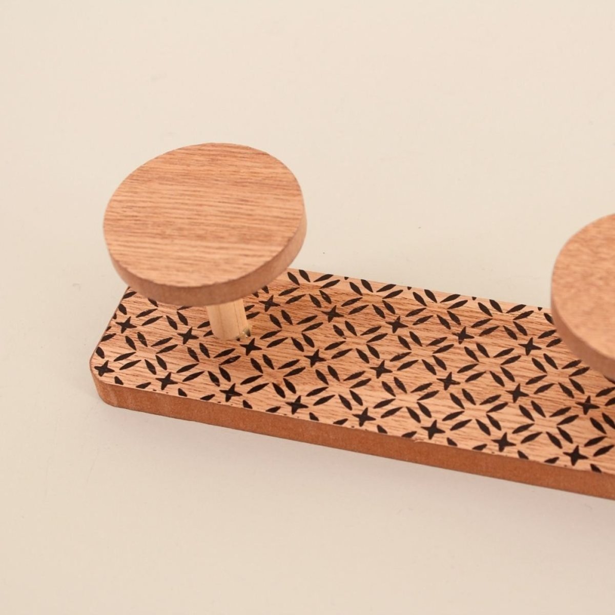 Patère ton bois motifs 3 têtes 35x6cm naturel, ORNAMI