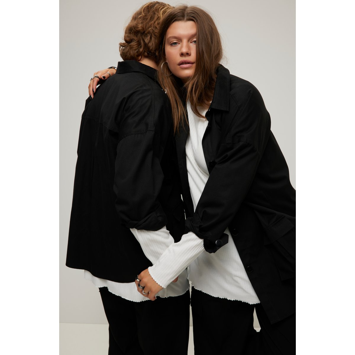 Veste chemise oversize à manches longues. noir, STUDIO UNTOLD