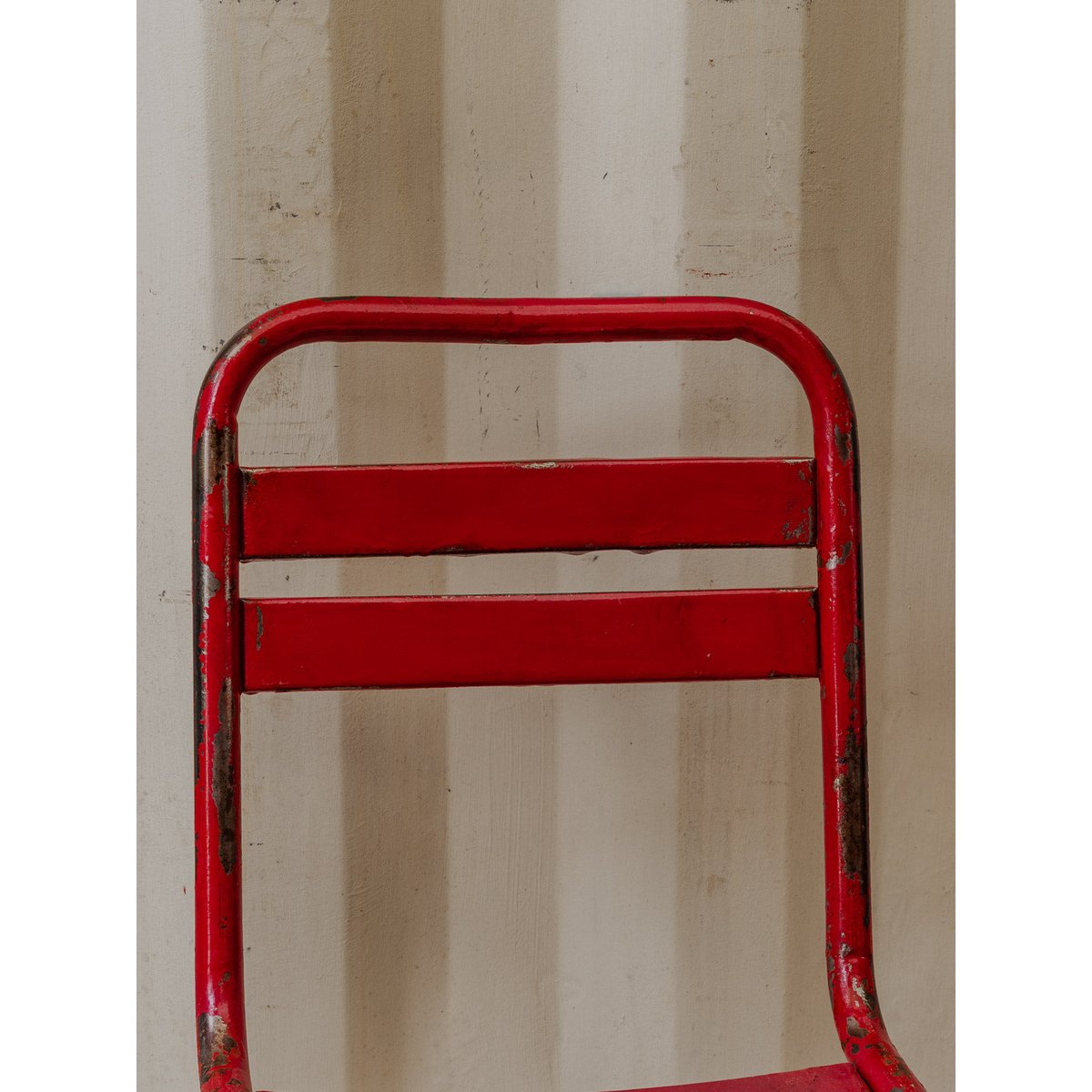 Paire de chaises en métal rouge Alma N°1589 - Bon état rouge, DEBONGOUT