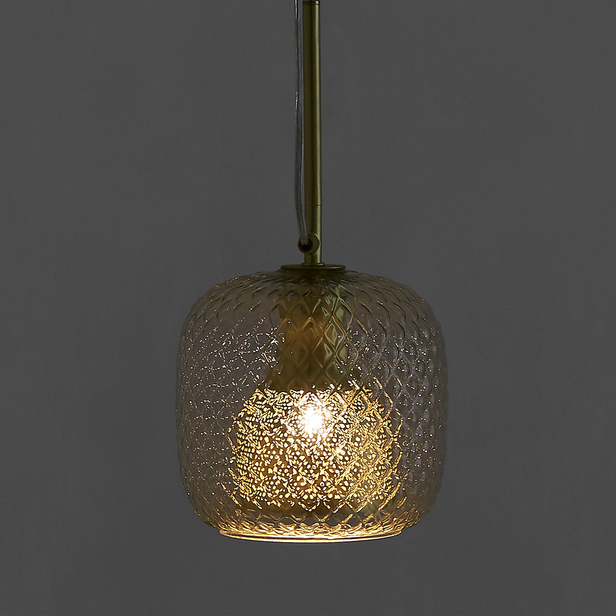 Suspension simple diamètre 18 cm, laiton et verre ciselé, MISTINGUETT laiton, EMMANUEL GALLINA X AM.PM