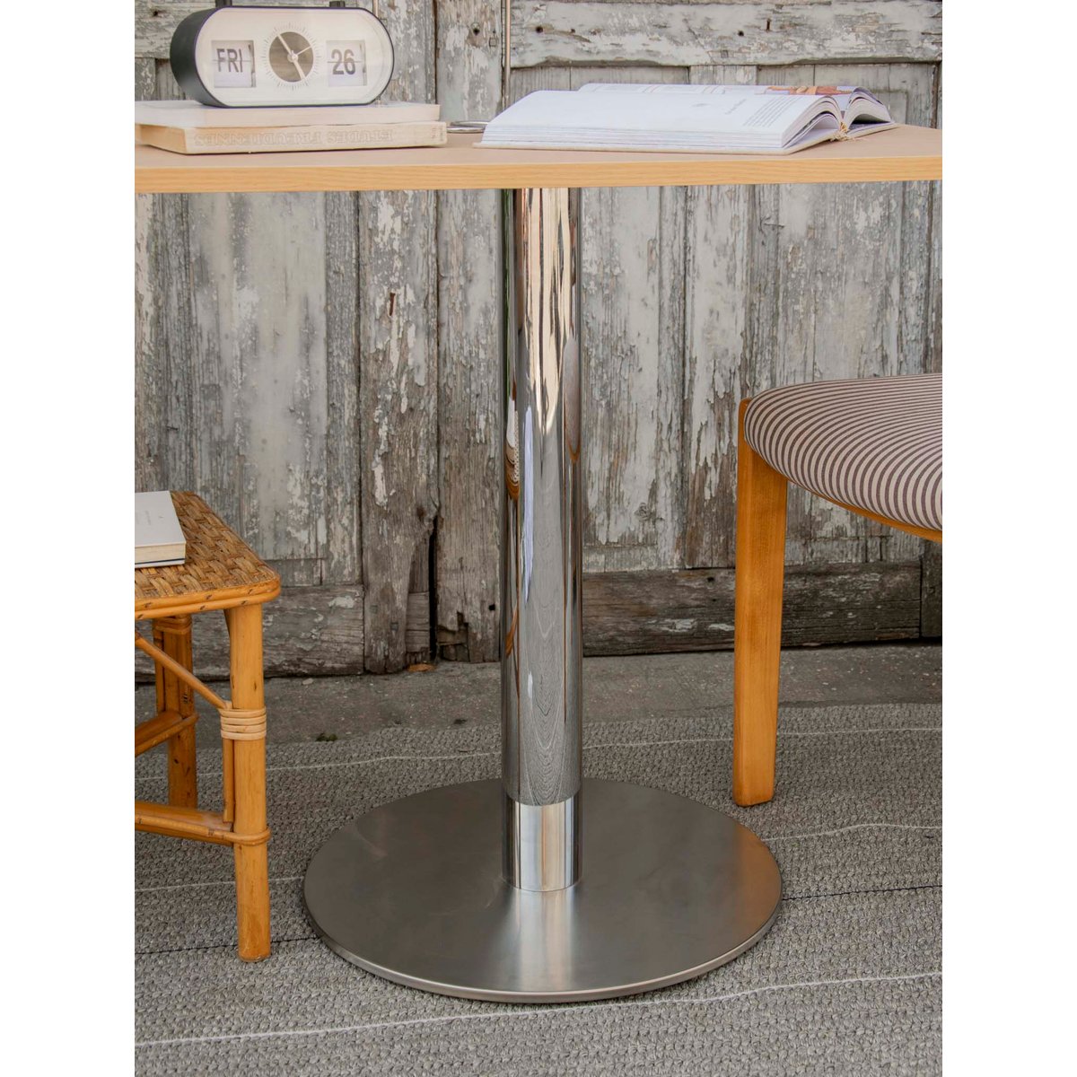 Table à manger carrée au pied chromé Karla N°1226 - Bon état bois clair, DEBONGOUT