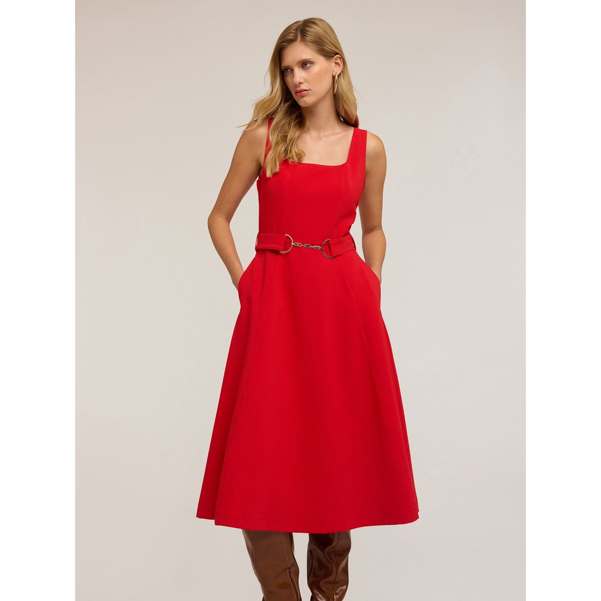 Robe évasée avec passant métallique rouge, MOTIVI