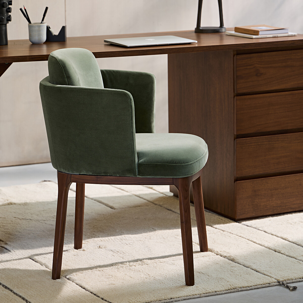 Fauteuil de table velours et pieds en noyer Jabote vert sauge, AM.PM