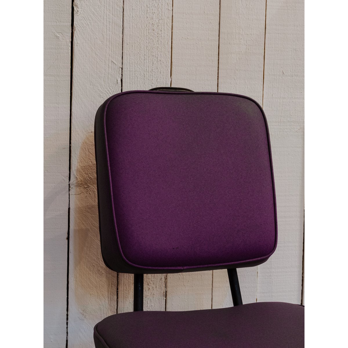 Chaise en métal noir et cuir violet Alma N°1563 - Bon état noir, DEBONGOUT