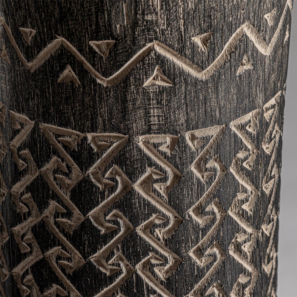 Vase amphore en bois de palmier sculpté brun foncé motifs beiges, RECOLLECTION