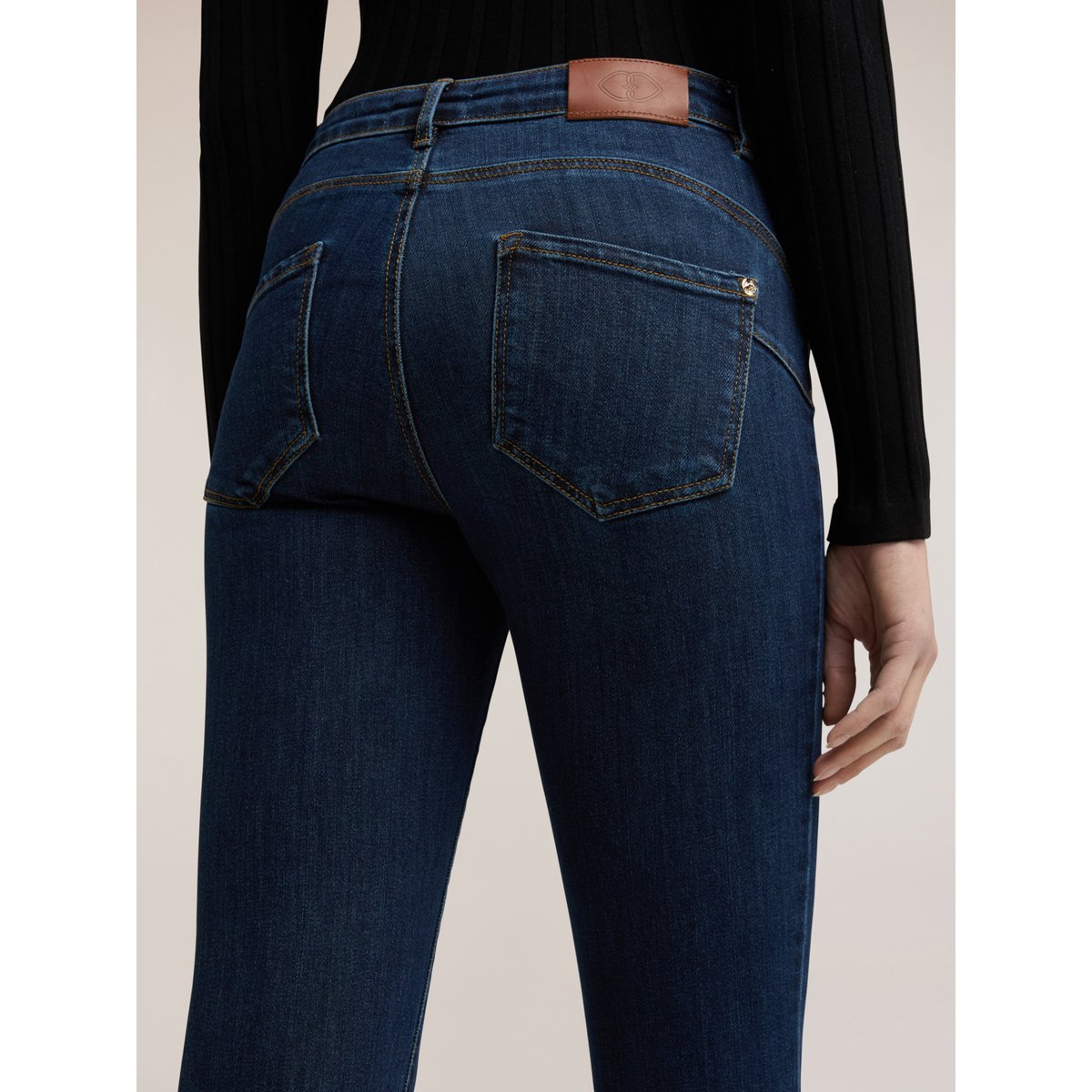Jean skinny push-up Gisele bleu, MOTIVI