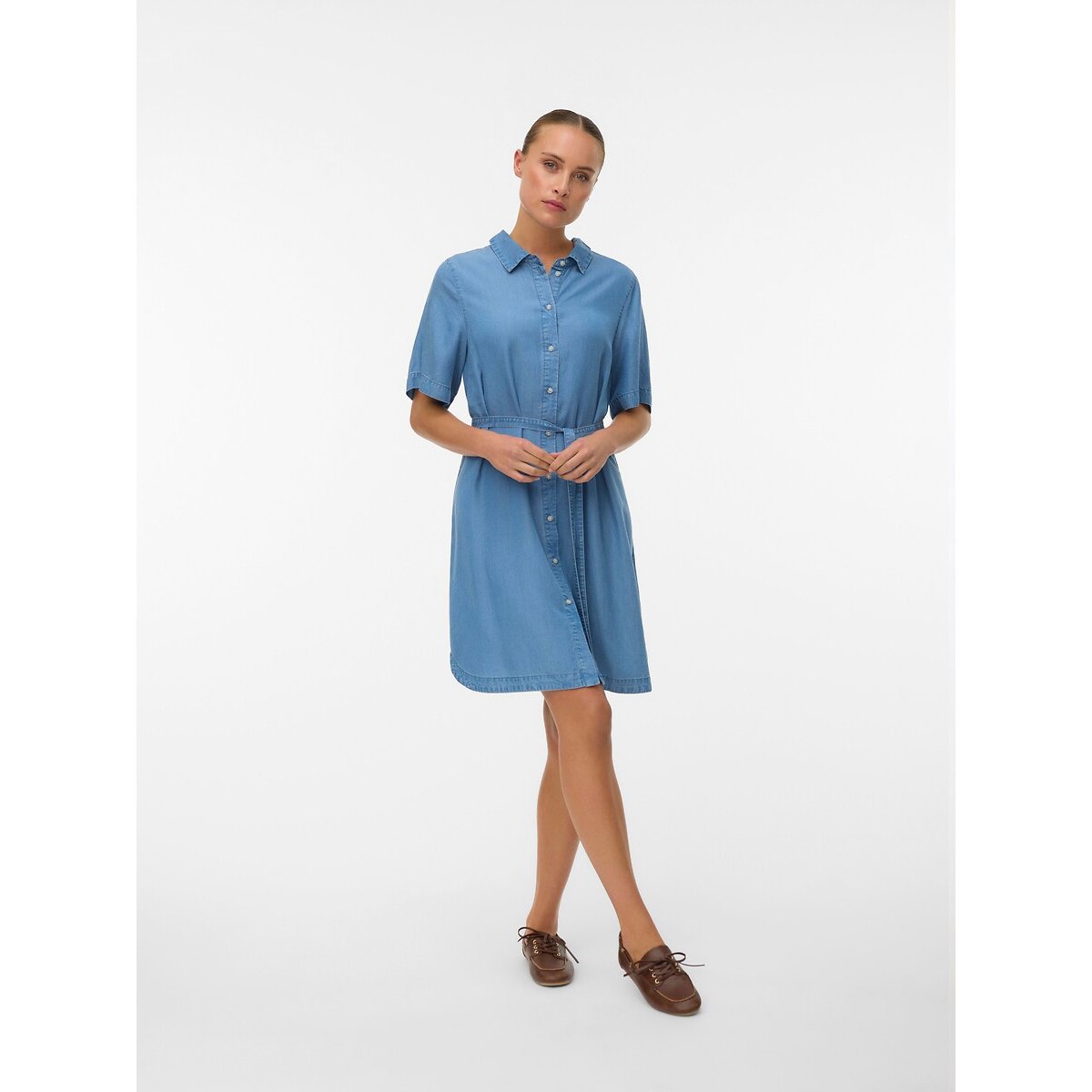 Vero Moda Vestido de manga corta con cuello camisero y cinturón - medium blue