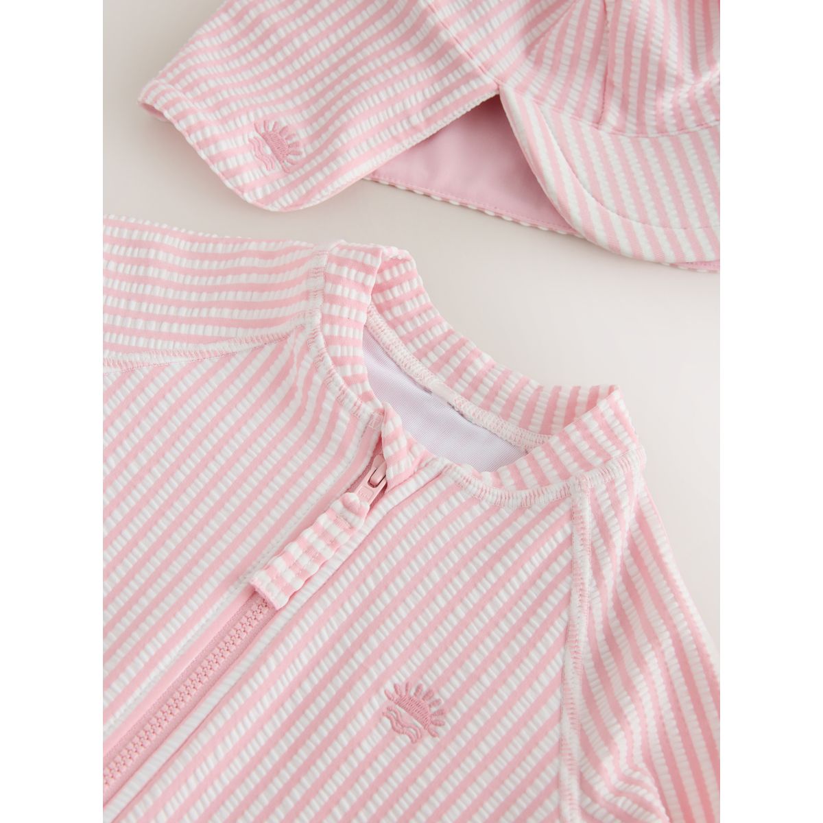 Maillot de bain anti-uv rayé et chapeau rose, NEXT