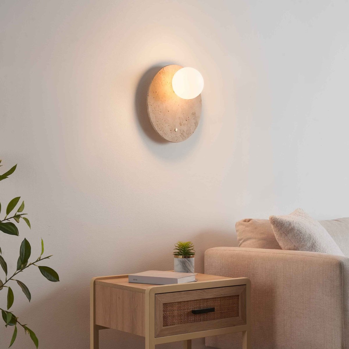 Applique globe opale sur travertin - ORÉ beige et blanc, KOSILUM
