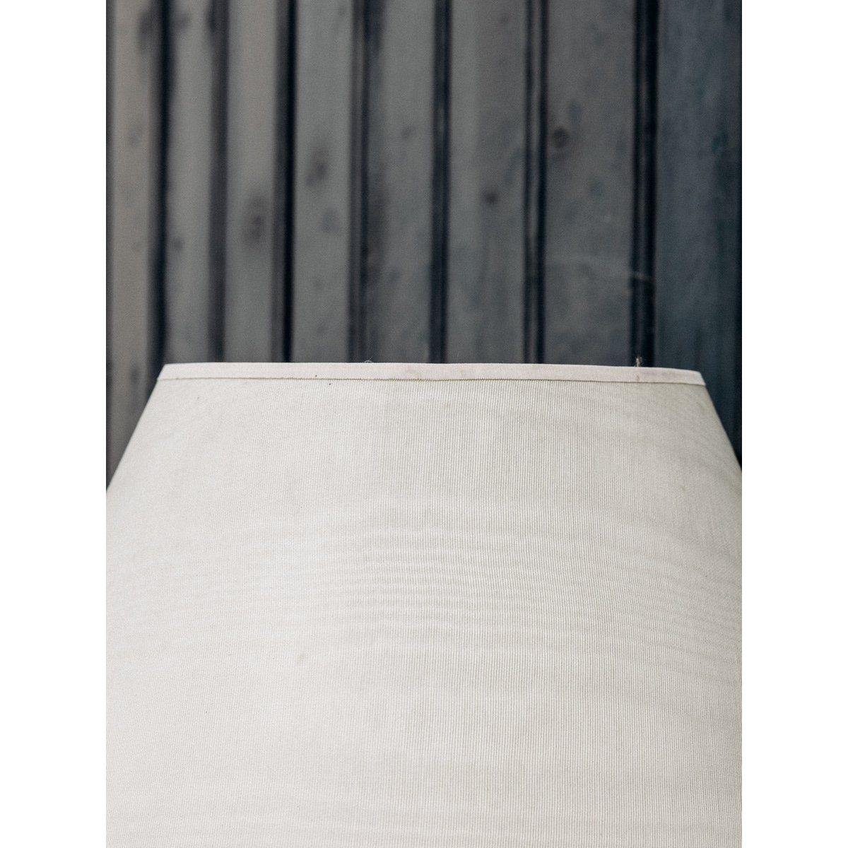 Lampe en albâtre et à l'abat-jour satiné Suzanne N°580 - Bon état beige, DEBONGOUT