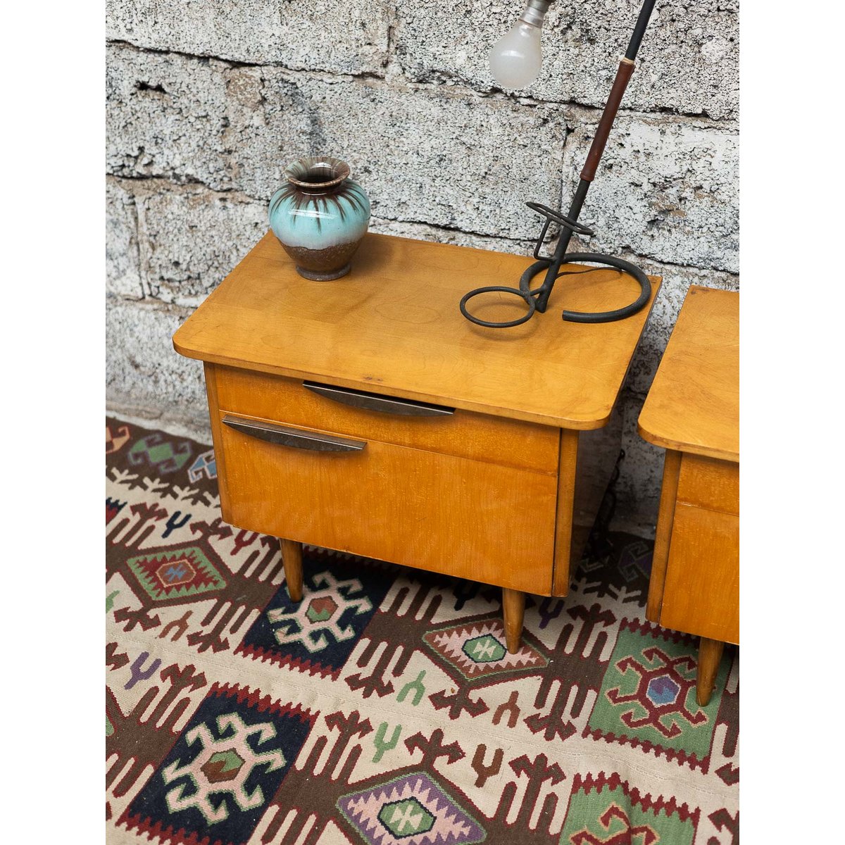 Paire de tables de chevet asymétriques Maïa N°1530 - Bon état bois clair, DEBONGOUT