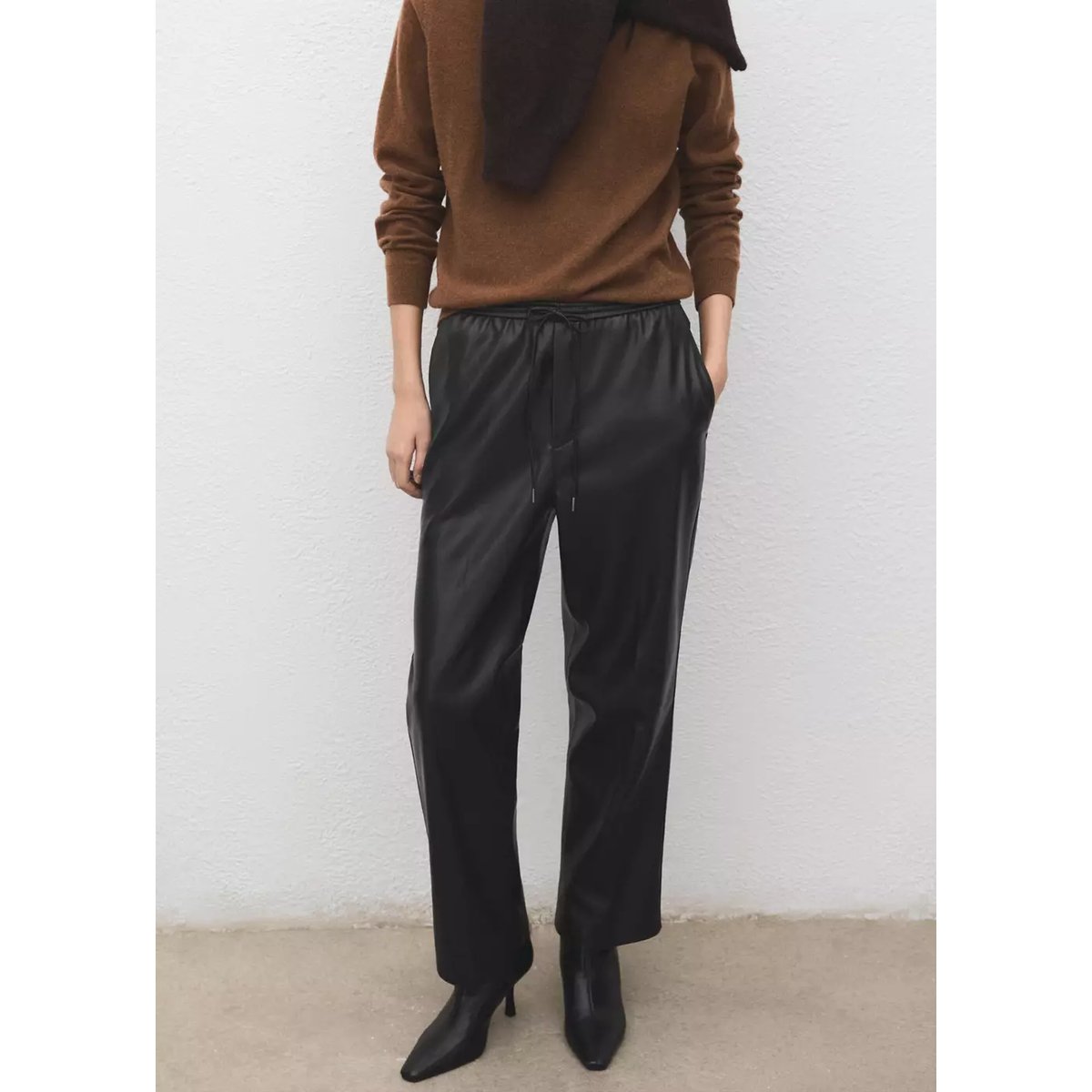Pantalon taille élastique cuir synthétique noir, MANGO