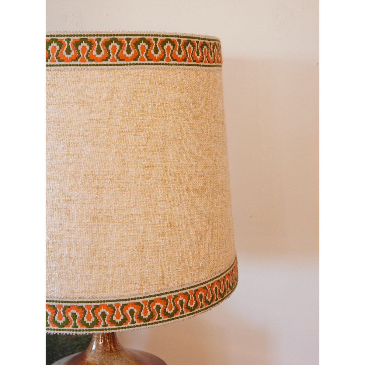 Lampe seventies en céramique Julia N°1051 - Bon état beige, DEBONGOUT
