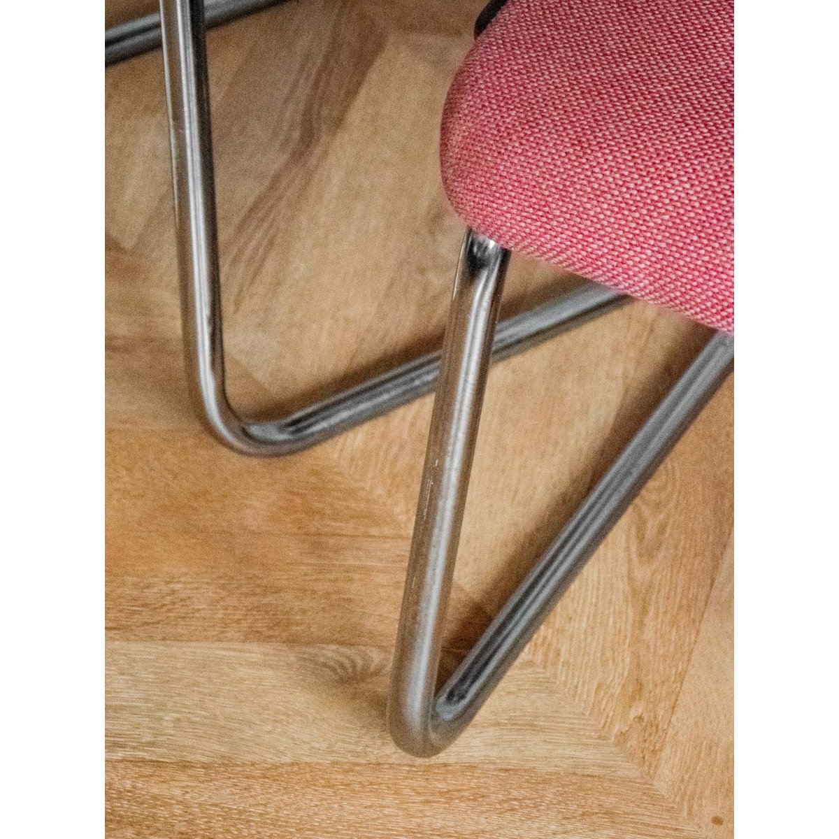 Paire de chaises chromées roses Alma N°1238 - Bon état rose, DEBONGOUT