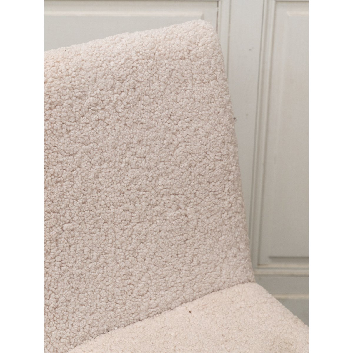 Paire de chaises en tissu bouclette blanc Alma N°1691 - Bon état blanc, DEBONGOUT