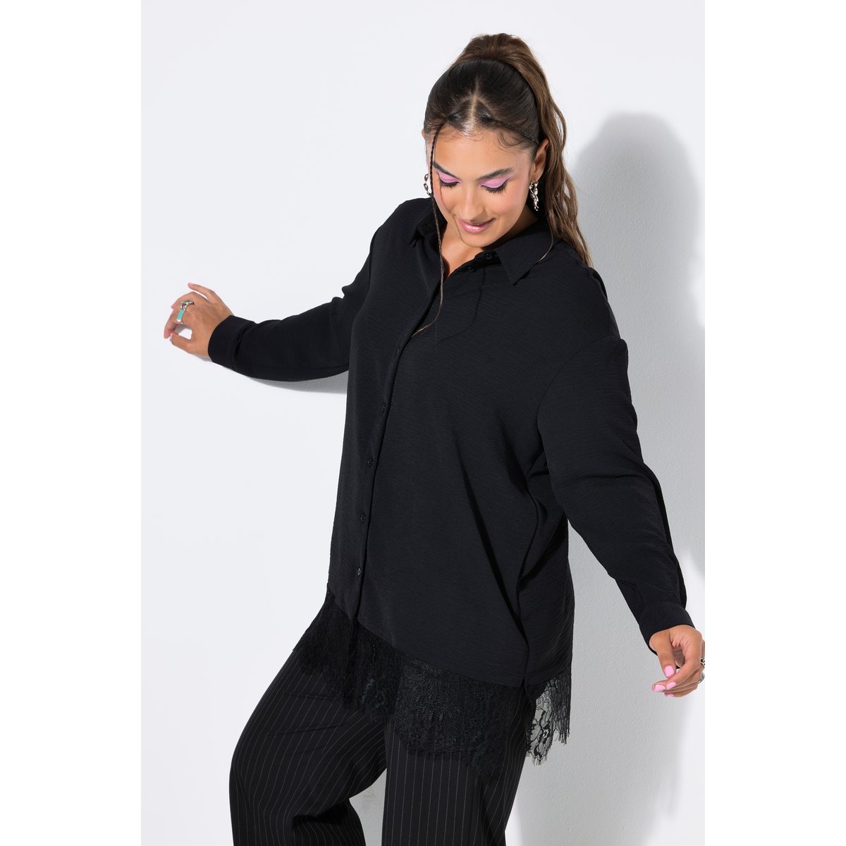 Chemisier, coupe droite, ourlet en dentelle noir, STUDIO UNTOLD