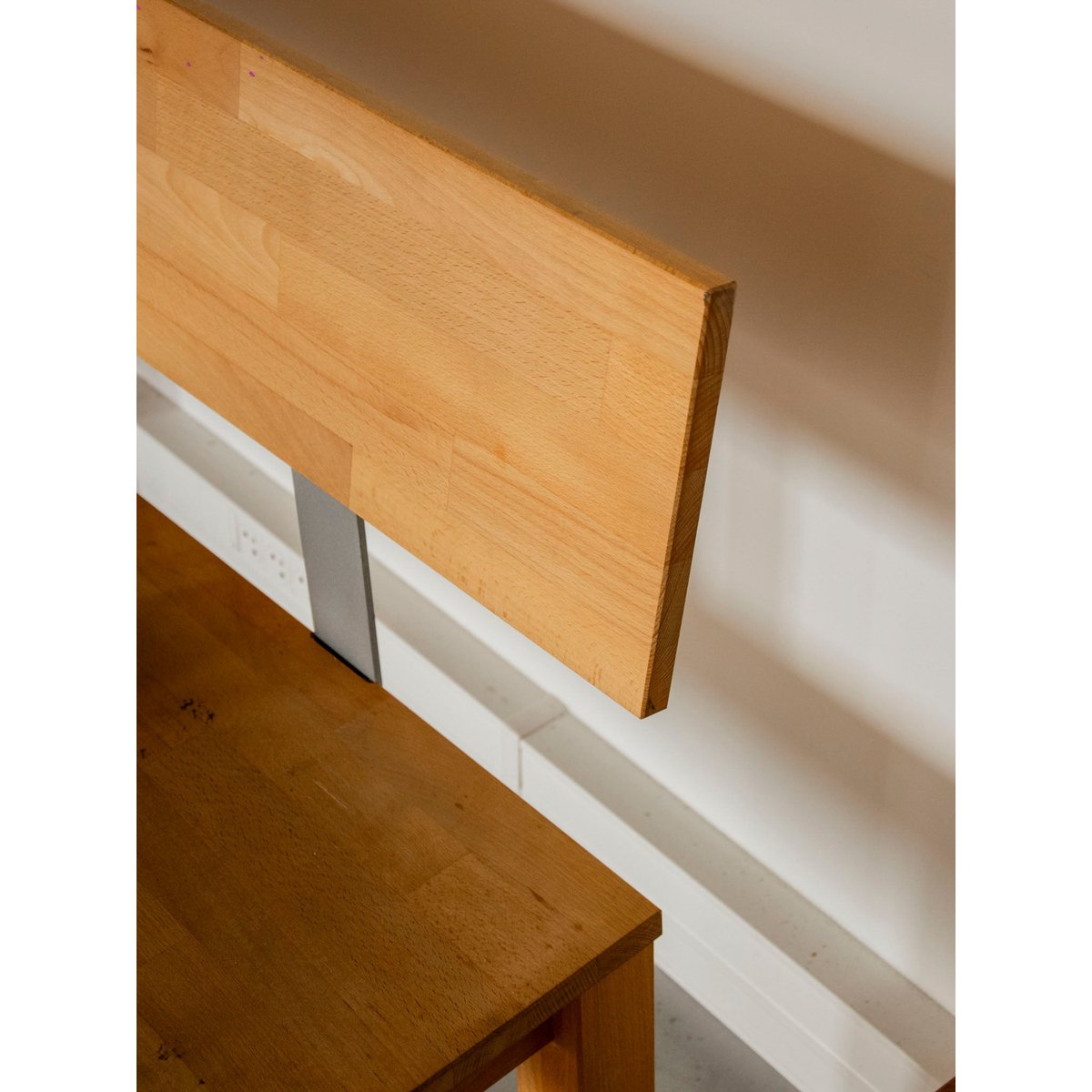 Long banc en bois massif Victor N°33 - Bon état bois clair, DEBONGOUT