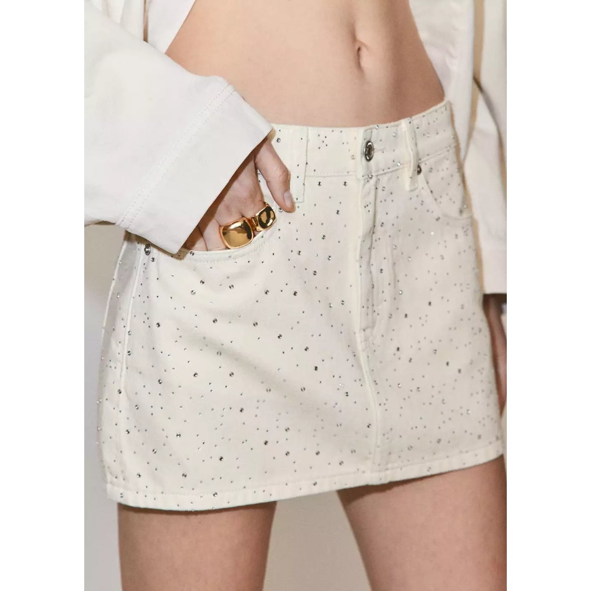 Jupe en jean ornée de strass blanc cassé, MANGO