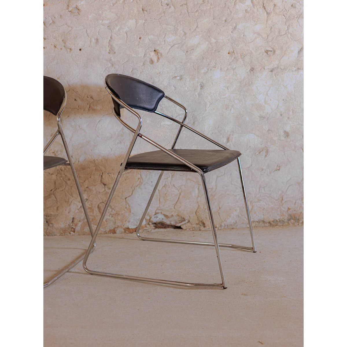 Paire de chaises en cuir noir Alma N°1432 - Bon état noir, DEBONGOUT