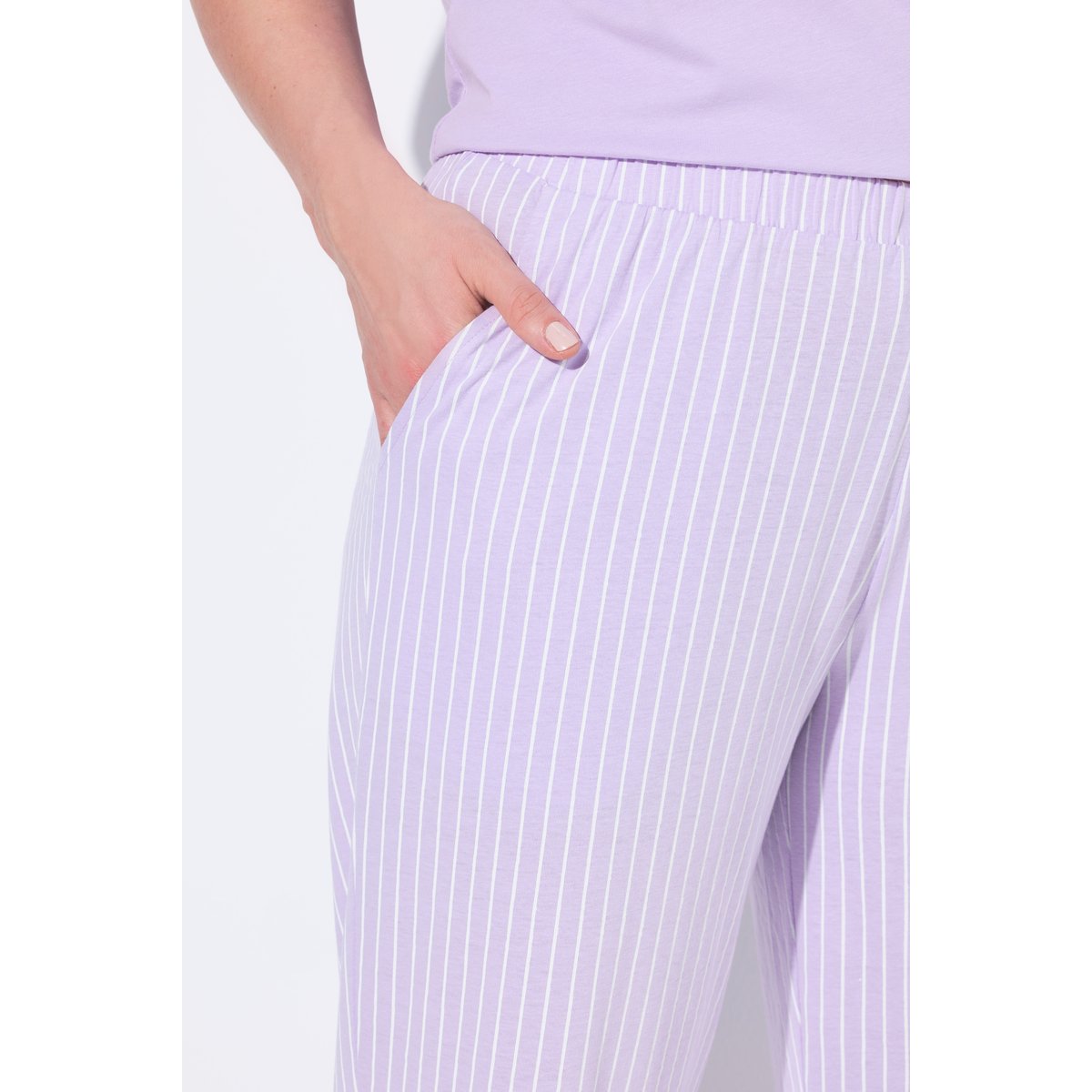 Pyjama à rayures. Manches courtes et col V lavande tendre, ULLA POPKEN