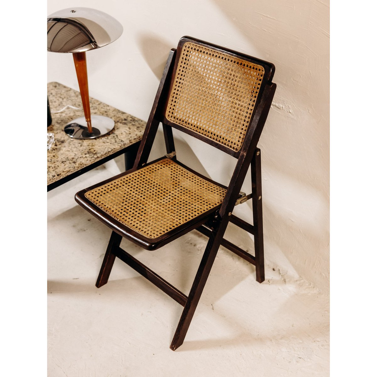 Chaise au cannage clair à la structure en bois teint Alma N°1972 - Bon état bois clair, DEBONGOUT