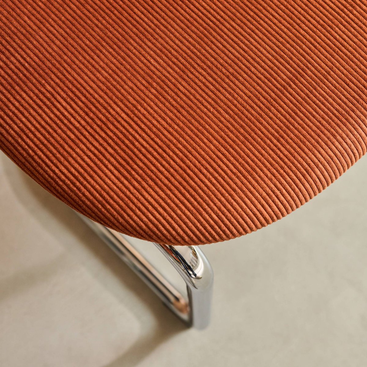 Chaise cantilever arrondie métal, velours côtelé et pieds chromés (lot de 2) MALOA camel, SWEEEK