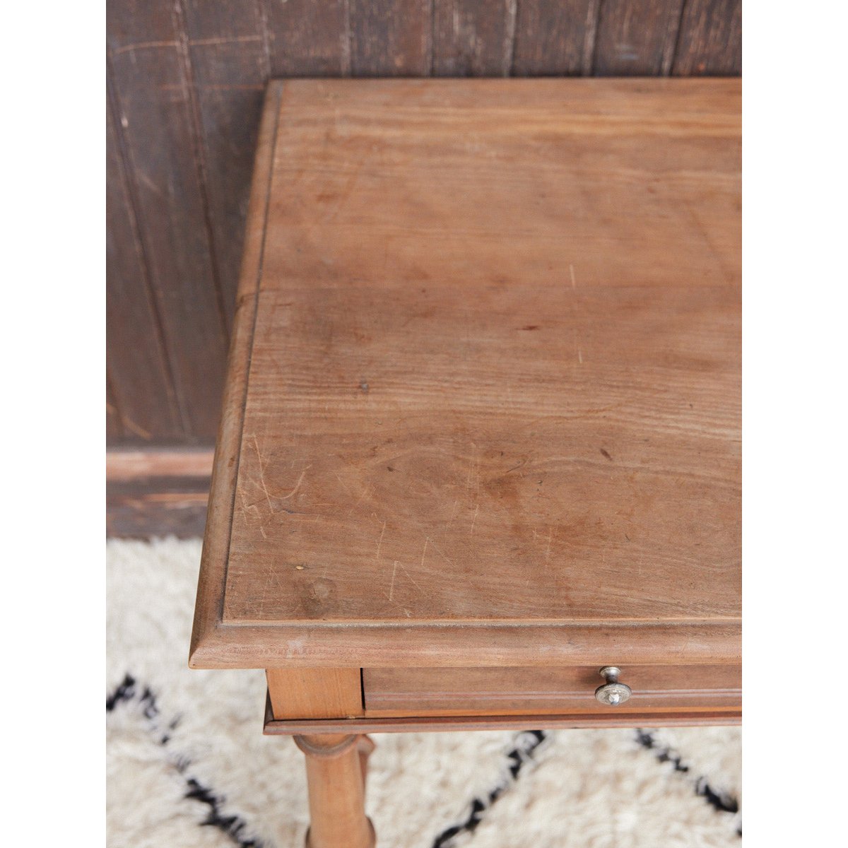 Table en bois patiné Francine N°1692 - Bon état bois clair, DEBONGOUT