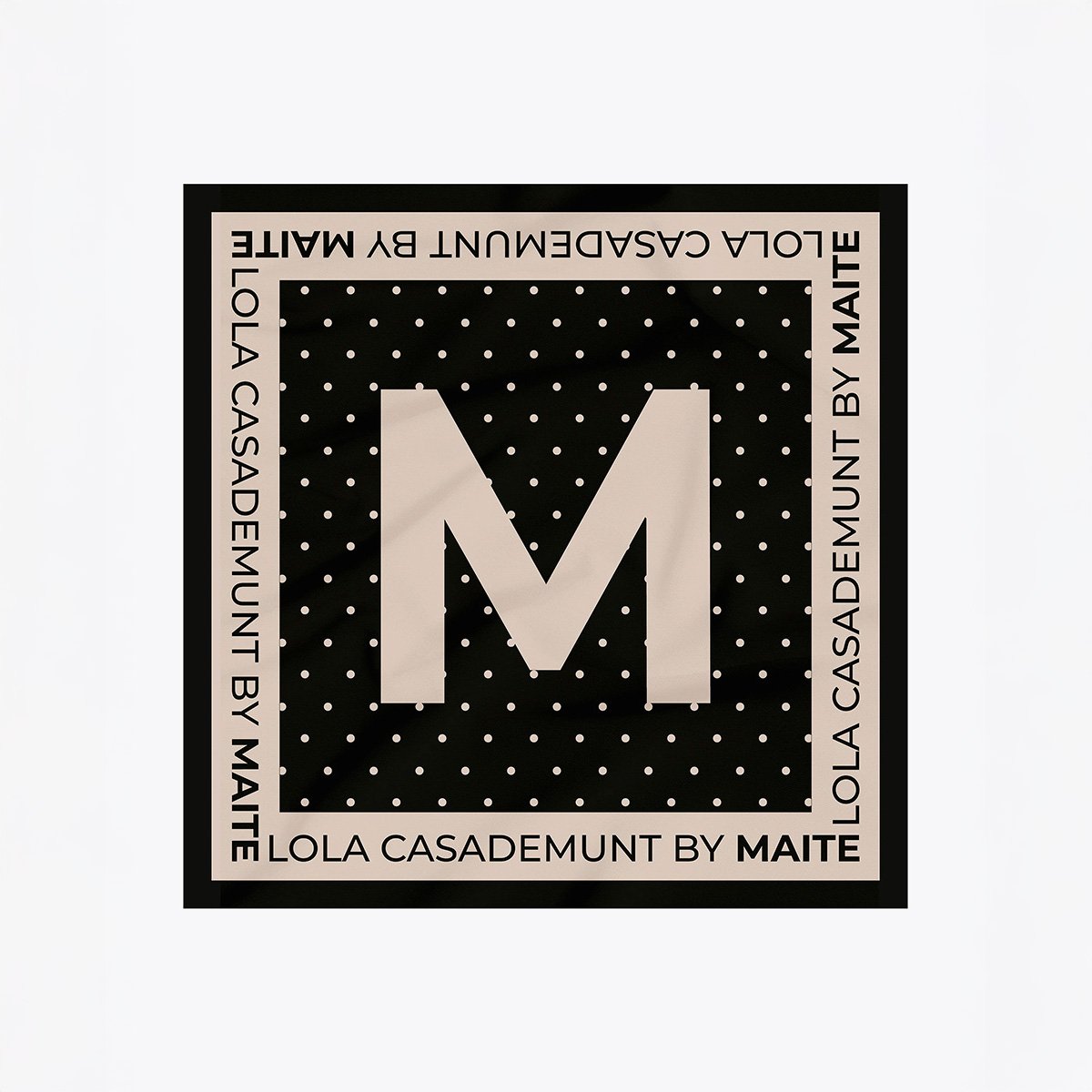 Foulard carré en satin à pois noir, LOLA CASADEMUNT
