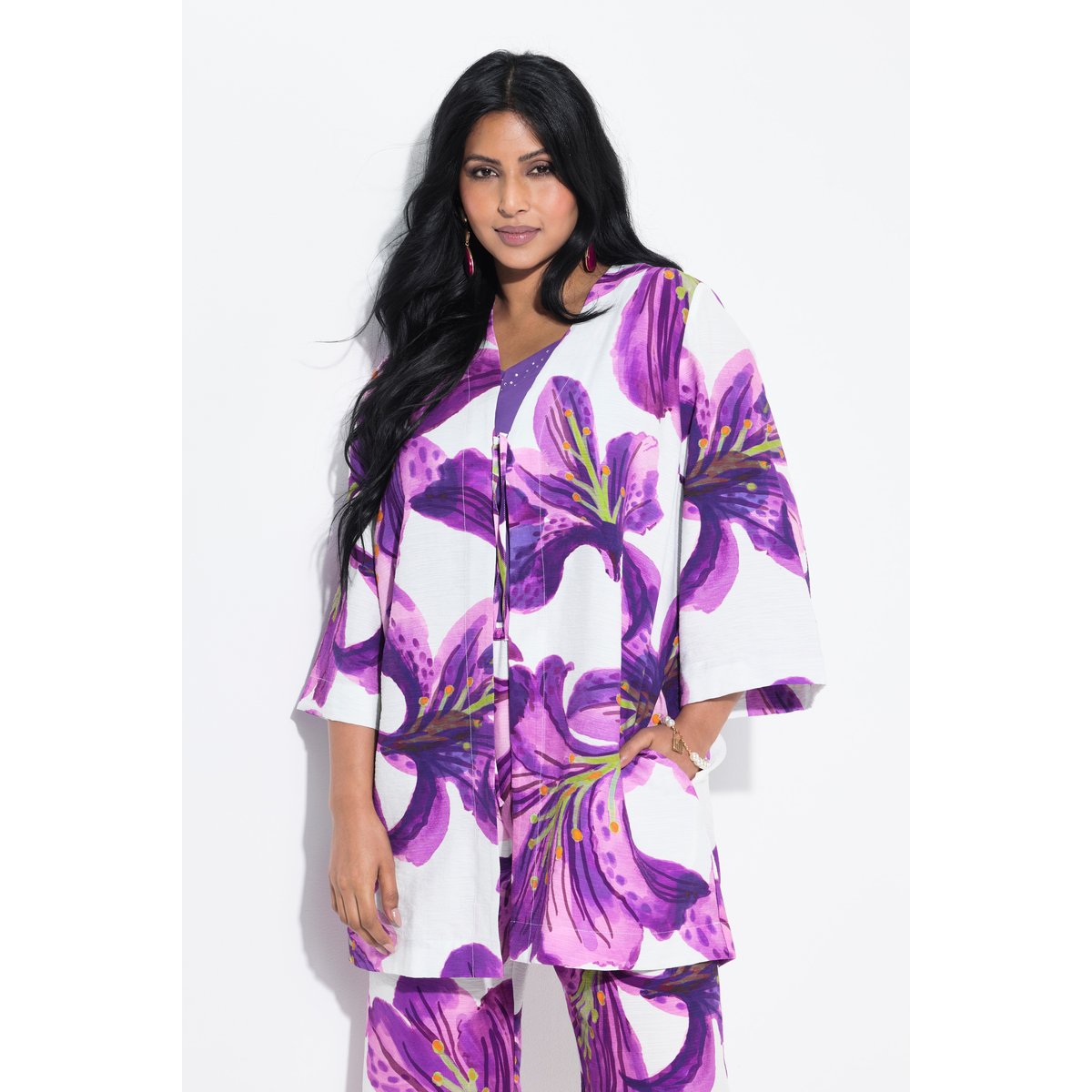 Veste à fleurs. Encolure V, manches 3/4 violet, ULLA POPKEN