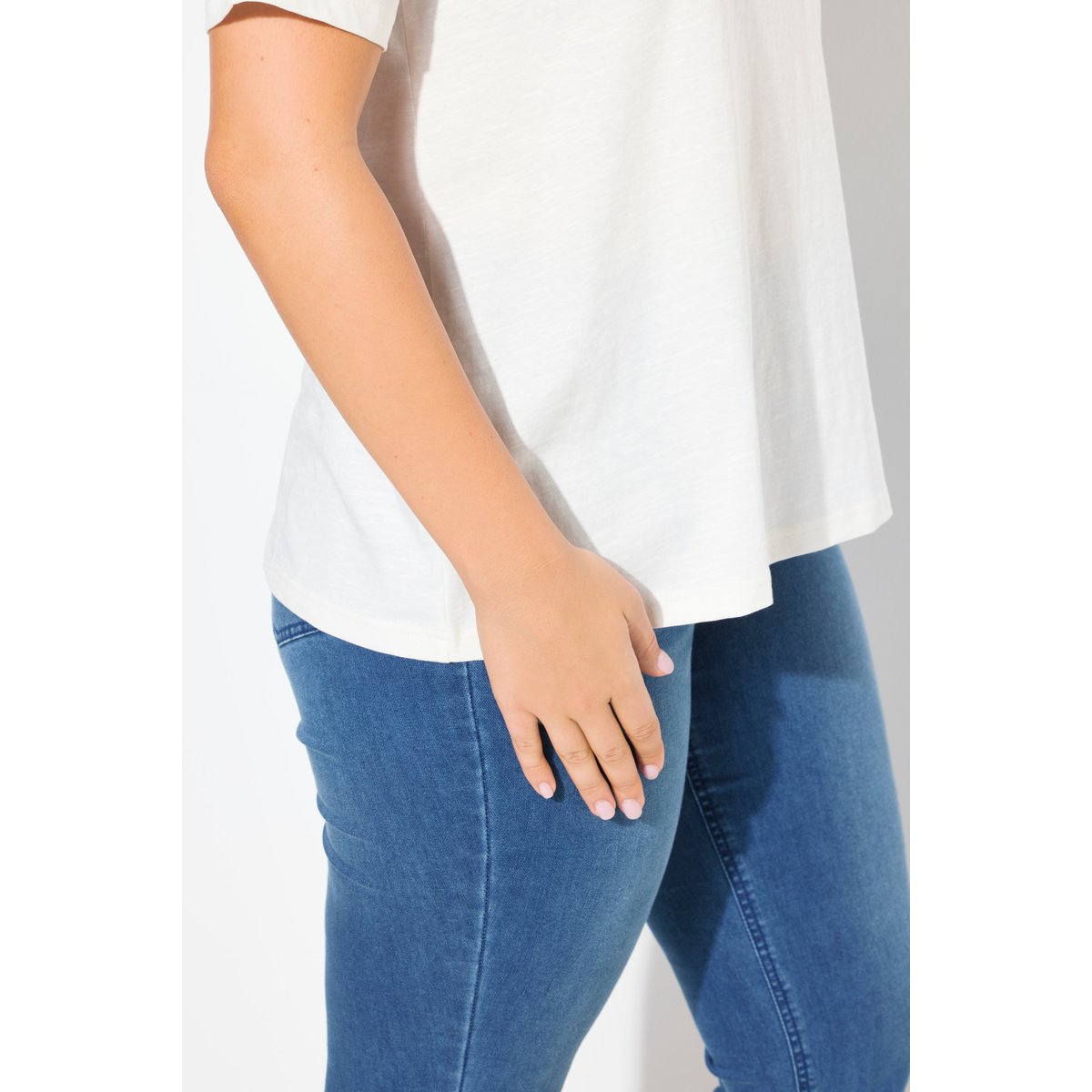 T-shirt brodé. Col V et manches blanc cassé, ULLA POPKEN