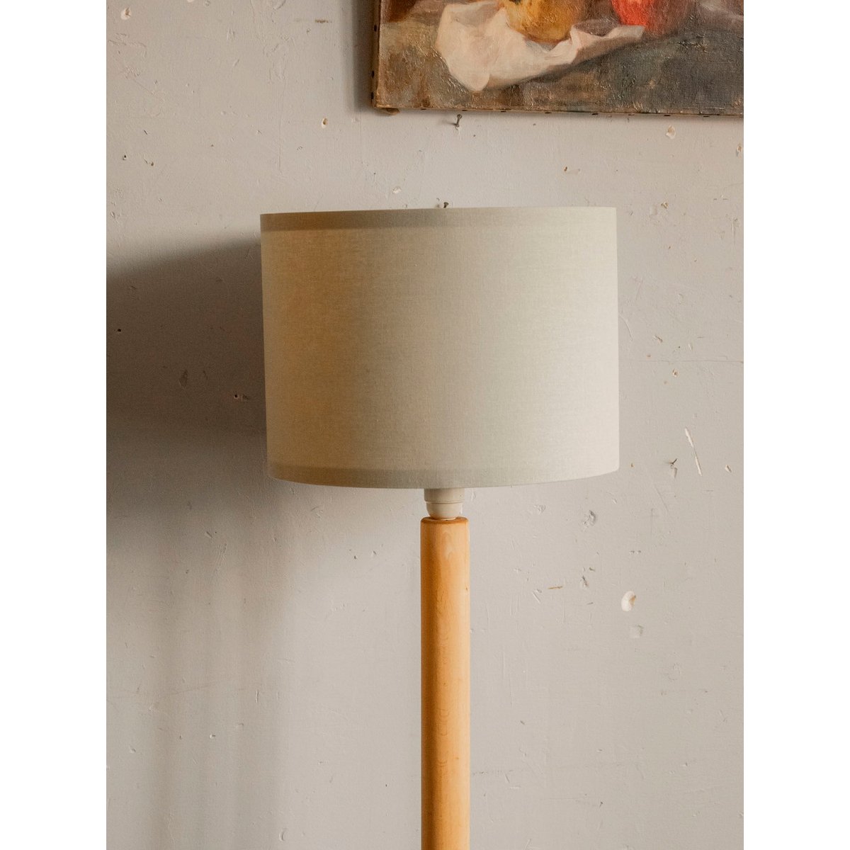Lampadaire en bois aux lignes épurées Julien N°375 - Bon état bois clair, DEBONGOUT